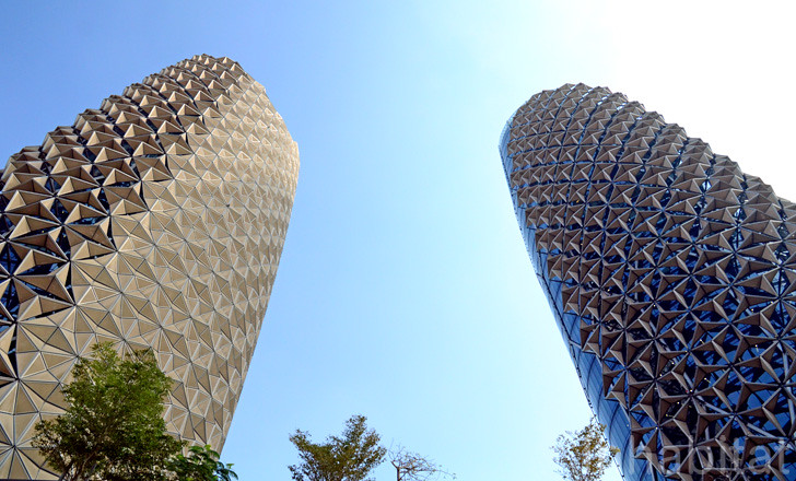 Al Bahr Towers with adaptive parametric facade in Abu Dhabi